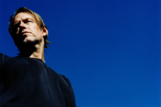 レディオヘッドのエド・オブライエン、5月発売ソロ新作『Blue Morpho』より、セカンド・シングル／ビデオ「Incantations」リリース