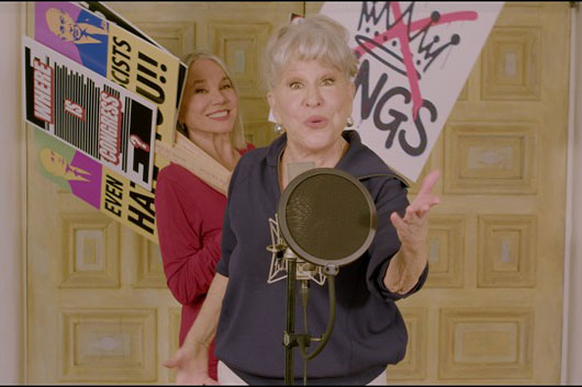 ベット・ミドラー、1940年のウディ・ガスリーによるプロテスト・ソングのリメイクでトランプ政権に物申す