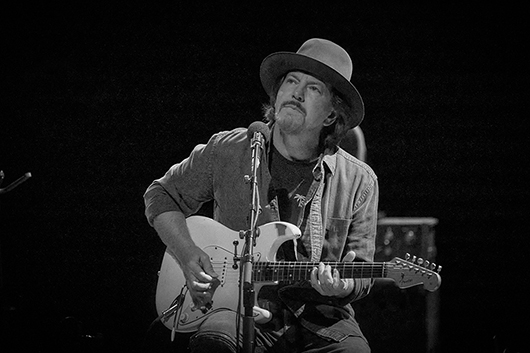 パール・ジャムのエディ・ヴェダー、初のソロ初来日公演のレポートと写真が公開