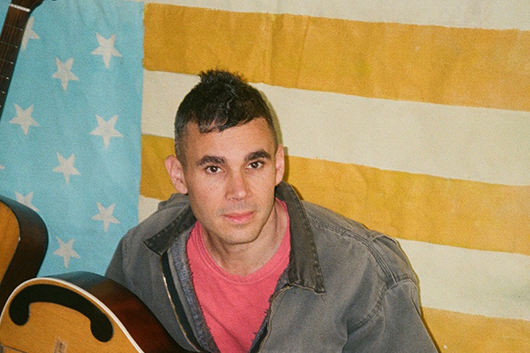 元ヴァンパイア・ウィークエンドのロスタム、5/15発売のニュー・アルバム『アメリカン・ストーリーズ』よりニュー・シングル／ビデオ「Back of a Truck」リリース