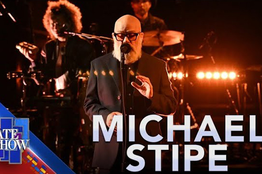 マイケル・スタイプ、ソロ新曲をTV初披露。昨年地元アセンズでオリジナル・メンバーが偶然勢揃いしその場で再結成した際のエピソードを語る