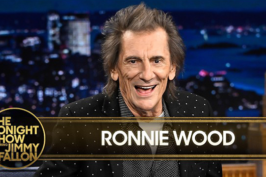ロニー・ウッド、ストーンズ新作で故ブライアン・ウィルソンへの思いを表現した9分に及ぶギター・ソロをプレイ
