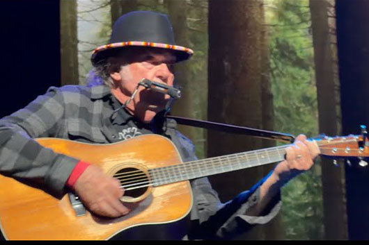 ニール・ヤング、ヴァンクーヴァーで行なわれた日系カナダ人環境活動家の祝賀コンサートにてサプライズでライヴ復帰、「After The Gold Rush」他を披露