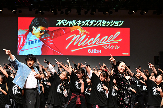 映画『Michael／マイケル』公開記念、浅田真央らがキッズ172人とキレッキレのダンスでコラボ