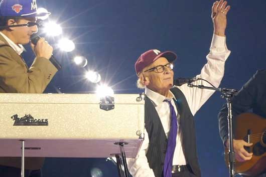 アート・ガーファンクル、チャーリー・プースのマディソン・スクエア・ガーデン公演にサプライズで登場、「The Boxer」をデュエット