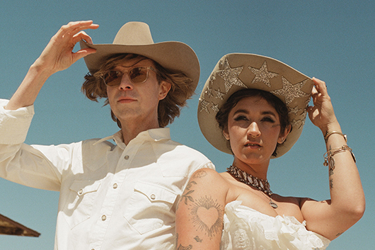 ベック、最新シングルにシエラ・フェレルを迎えた新曲「Ride Lonesome」リリース