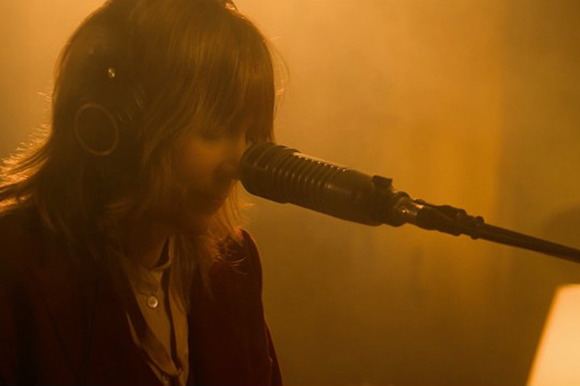 ベス・オートン、新作『ザ・グラウンド・アバヴ』よりニュー・シングル「Cigarette Curls」のライヴ・パフォーマンス映像公開