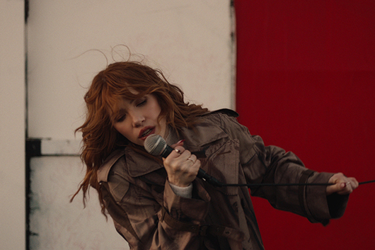 カーリー・レイ・ジェプセン、新曲「On Wires」リリース。妊娠6か月目に撮影したMVも同時公開！