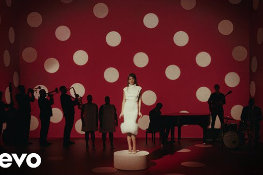 シエナ・スパイロ、注目のデビュー・アルバム『ビジター』より新曲MV配信中! 2曲のヴィジュアライザーも公開に