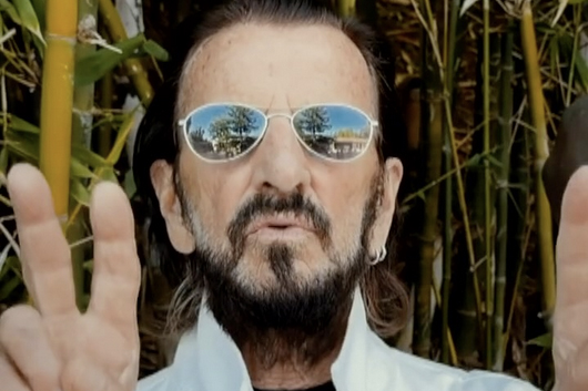 リンゴ・スター、オールスター・バンドと全米10か所を回るツアーを発表。誕生日には恒例のピース&ラヴ・セレブレーション実施
