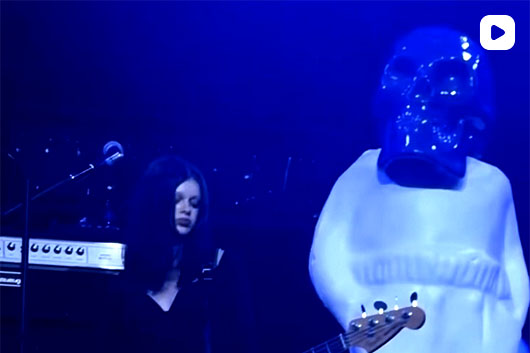 ジャック・ホワイトのブルックリンでのライヴに娘のスカーレットがベーシストとして3曲参加