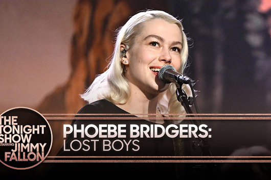 フィービー・ブリジャーズ、TV出演し生パフォーマンスを披露。最新作より「Lost Boys(Acoustic)」もリリース、世界同時開催のリスニング・パーティー告知も
