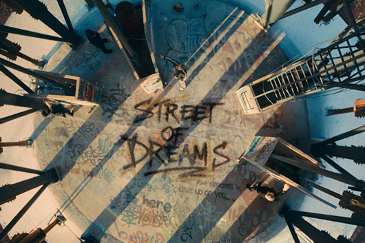 U2の新曲「ストリート・オブ・ドリームズ」、ベッカム出演の短編映像公開