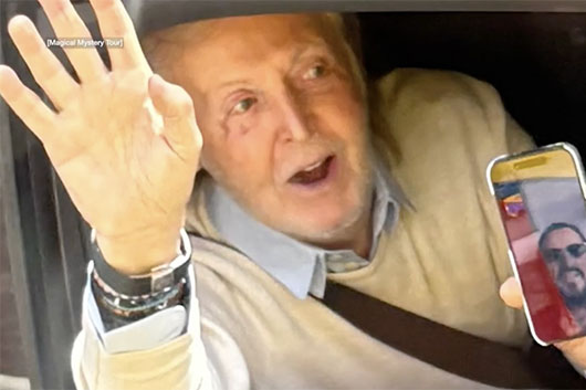 ポール・マッカートニー、リヴァプール市内を車で移動中にマジカル・ミステリー・ツアーに出くわして挨拶、参加者たちは大興奮。しかもその時彼は…