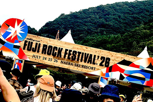 連載【7/24-26「FUJI ROCK 2026」をとことん楽しみつくす】⑤ 7/24 - DAY1詳細レポート:フジロックを象徴するようなステージを見せたThe xx