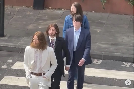 現在製作中のザ・ビートルズ伝記映画、主演俳優4人の再現による『アビー・ロード』ジャケ写撮影の様子が目撃される