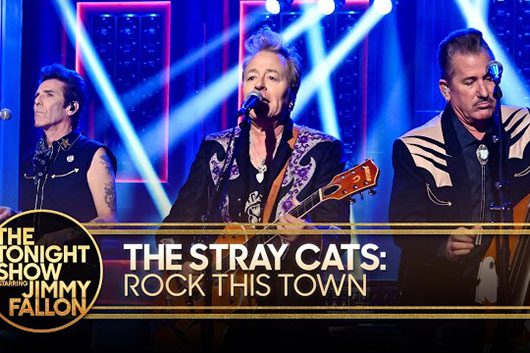 ザ・ストレイ・キャッツ、30年ぶりにオリジナル・メンバー勢揃いで米TV番組『The Late Show』に出演、生演奏を披露