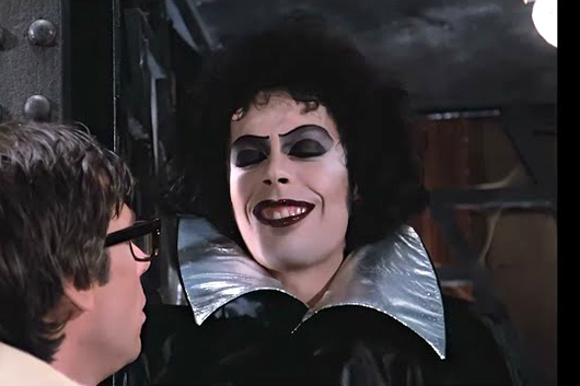 映画デビュー作『The Rocky Horror Picture Show』でフランク・フルター博士役を怪演した個性派俳優ティム・カリー死去