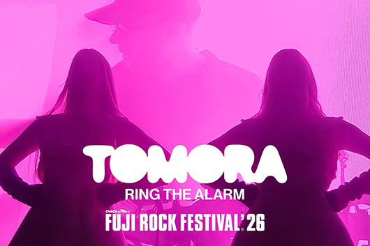 ケミカル・ブラザーズのトム・ローランズ×オーロラによるTOMORA、 FRF’26ライヴ映像期間限定公開!