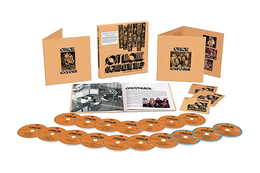 ソフト・マシーン、70年代前半の活動を網羅した14CD+3ブルーレイ収録のアンソロジー・ボックスセット『Slightly All The Time』10月発売
