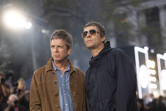 『オアシス:ドント・ルック・バック・イン・アンガー』、リアム&ノエル・ギャラガーが〈ロンドン・プレミア〉で2ショット披露!