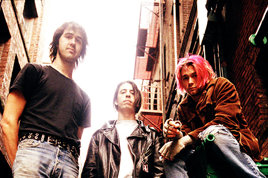 ニルヴァーナ代表曲「Smells Like Teen Spirit」発売35周年記念、バンド公式YouTubeで和訳付きMVが公開