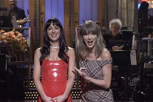 テイラー・スウィフト『The Life of a Showgirl』、デラックス版リリース後に全米チャート1位に返り咲き！　SNLにもサプライズ出演