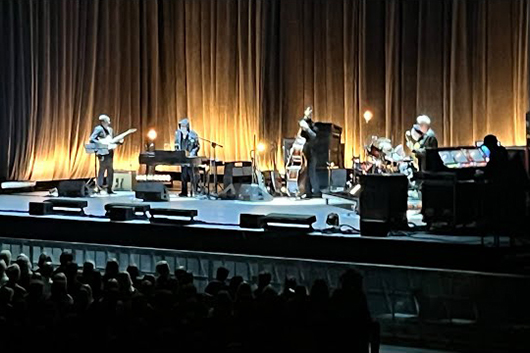 ボブ・ディラン、この秋のツアー初日でまた新たなギタリストを起用。ランディ・ニューマンのカヴァーも初披露