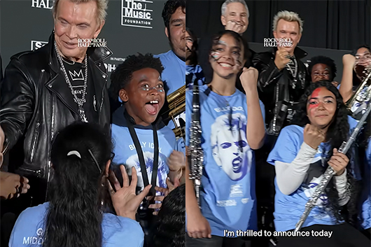 ビリー・アイドル、米国の中学校に音楽教育プログラムを提供。生徒たちの伴奏で「Rebel Yell」を披露し質疑応答も