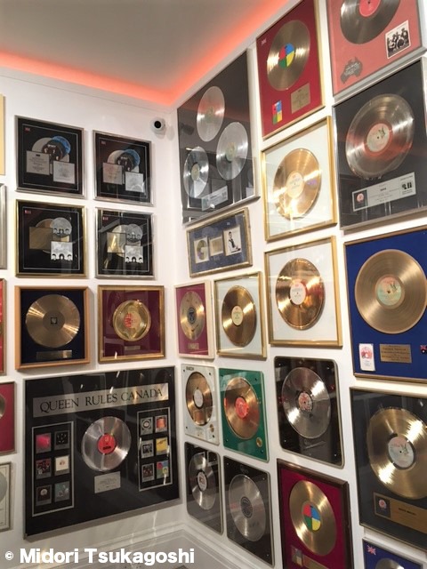 フレディ・マーキュリーのサザビーズ・オークション展示会詳報 by 塚越