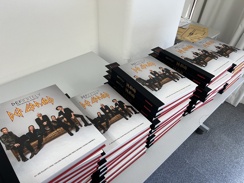 【直筆サイン本‼︎】DEFINITELY デフレパード DEF LEPPARD 来日中のデフ・レパードがオフィシャル・ヒストリー・ブック