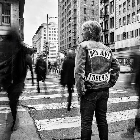 ボン・ジョヴィ、サプライズ・ライヴで5曲を披露。最新作