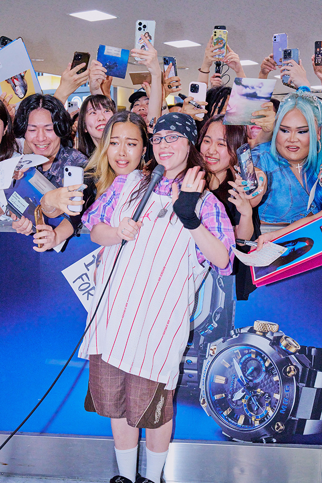 ビリー・アイリッシュ来日！ ファン250人がお出迎え！ 「また日本に