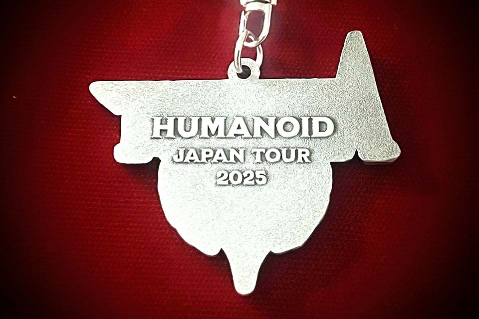 大盛況で来日公演を終えたアクセプト、そのバンドロゴをかたどった
