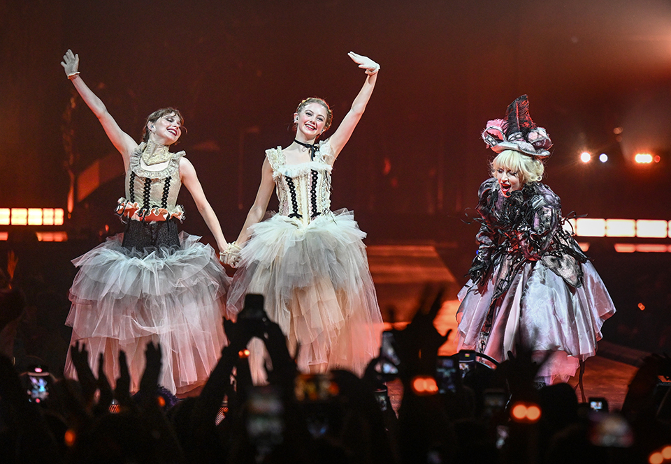 レディー・ガガ、『ウェンズデー』キャストと最新曲「The Dead Dance