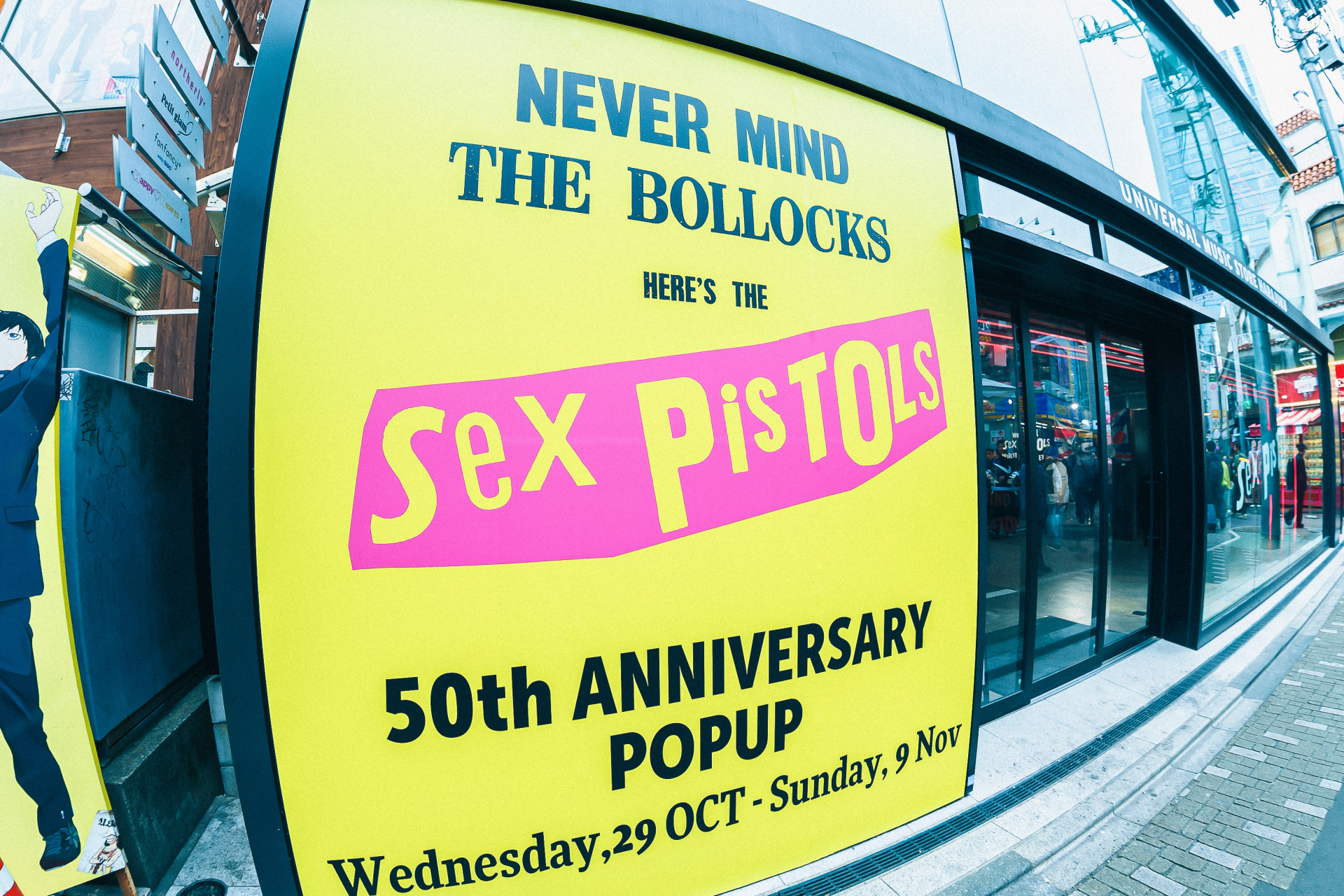 セックス・ピストルズ結成50周年記念での原宿の期間限定ショップが盛況